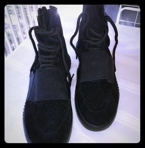 *PRE LOVED* Adidas Yeezys 750 Triple Black